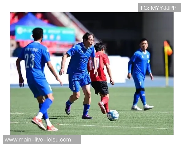 范志毅亲临嘉兴足球联赛开幕式为揭幕战激情开球助威